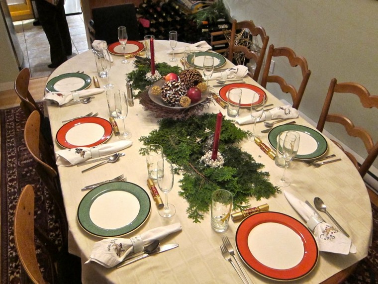 Una mesa bien dispuesta para la Cena de Navidad - Arbol de Navidad
