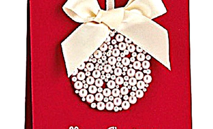 Una linda bola de Navidad, adornando una tarjeta